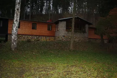 a house in the middle of a yard with trees at Letní rekreační středisko Schiffler Miroslav in Samopše