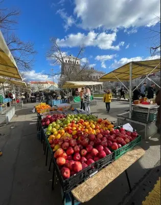 a display of apples and oranges at a market at Finnem Home Rentals in Prague