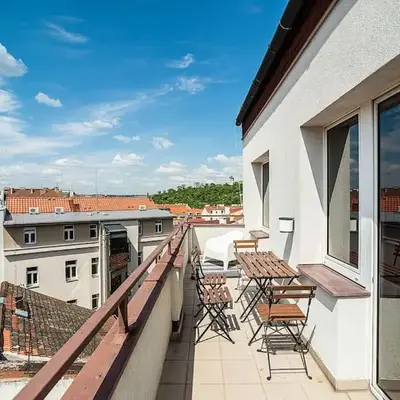 Bright 2 bed with big terrace by tram