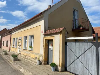 a building with a door and a fence at Ubytování u babičky in Peruc