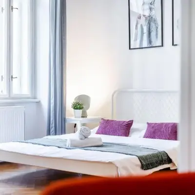 2BDR Old Town Square Apartments w Fast Wi-Fi
