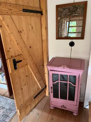 a room with a pink tv and a door at Chaloupka v srdci Křivoklátska in Rakovník