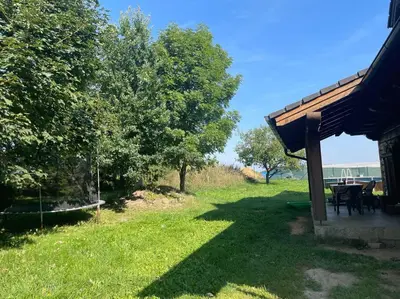a yard with a picnic table and a house at Roubenka v Posázaví in Zbizuby