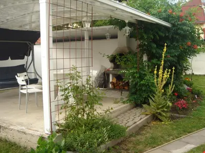 a small greenhouse with a bench in a garden at Dům V Podzámčí in Mělník