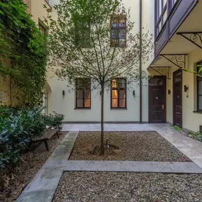 Upscale apartments in prime location near all sights
