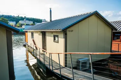 a house on a dock on a body of water at Houseboat Franklin - Houseboats Benjamin & Franklin in Prague