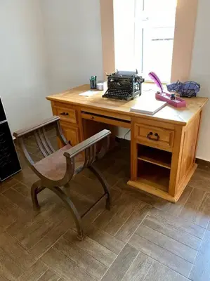 a wooden desk with a chair in front of a desk at Historická chalupa Lhotky 1844 - soukromí a klid u Sázavy in Malotice