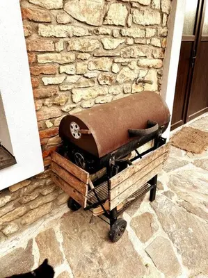 a chair on a cart in front of a brick wall at Historická chalupa Lhotky 1844 - soukromí a klid u Sázavy in Malotice
