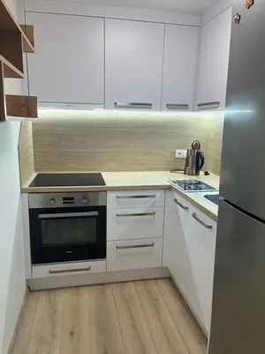 a white kitchen with a stove and a refrigerator at Relax pobyt na břehu Sázavy a na dosah Prahy in Čerčany
