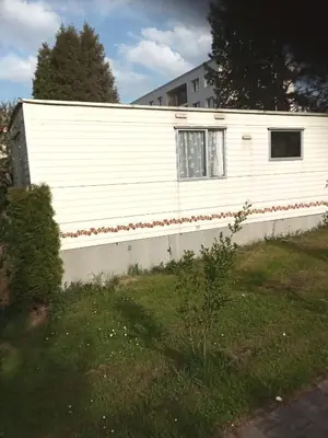 a white wall with a window on a house at Mobilní dům Venda in Hradištko