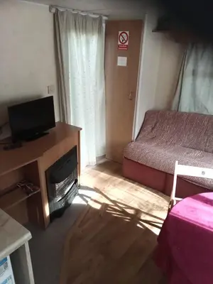 a small room with a bed and a television at Mobilní dům Venda in Hradištko