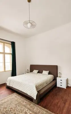 a bedroom with a bed and a window at Villa Lobkovice: Gemütliches Gästehaus am Schloss in Lobkovice