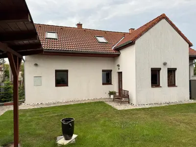 a white house with a lawn in front of it at Dům ve Vraňanech in Mělník