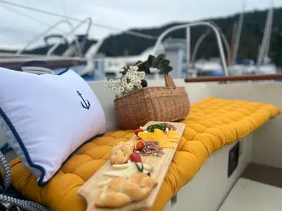 a table with a tray of food on a boat at Ubytování na plachetnici in Živohošť