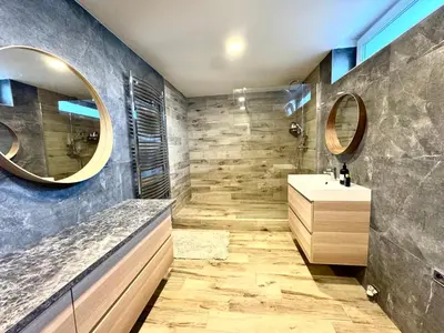 a bathroom with a sink and a mirror at Vila Sara s bazénem a infrasaunou na kraji Prahy in Zbuzany