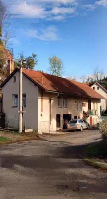 a house with a car parked in front of it at Chalupa pod hradem Talmberk in Samopše