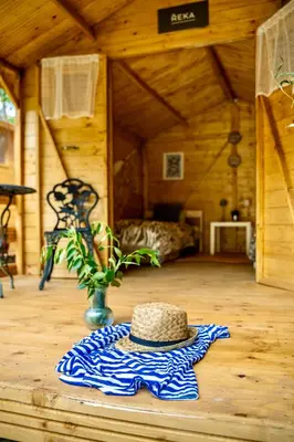 a hat sitting on a table in a cabin at Ostende - Chatky u Sázavy in Chocerady