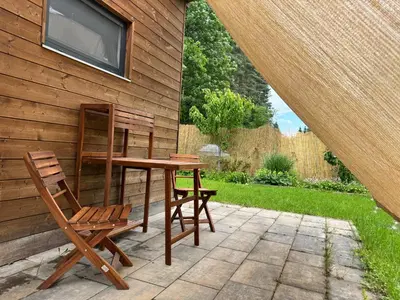 a table and two chairs sitting next to a building at Chillzóna u Medojeda in Chyňava