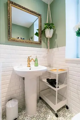 a bathroom with a sink and a mirror at Romantický apartmán se starožitným interiérem in Mořina