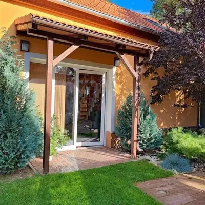 Bright cosy house with parking
