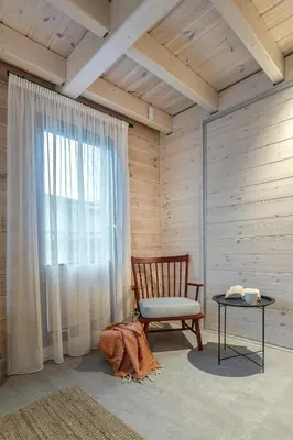 a room with a chair and a window with a table at Finskä chata in Samopše