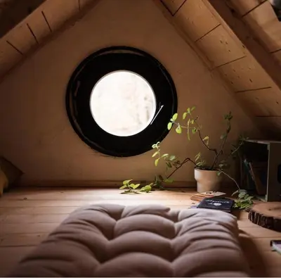 a room with a round window in a attic at Sušárna v zahradě s vůní bylinek in Křivoklát