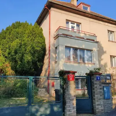 Apartment in house with private parking and garden