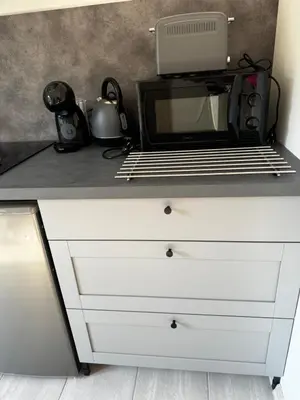 a microwave sitting on top of a kitchen counter at Apartmán 1 Jägerhaus in Radovesice