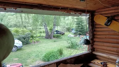 a window in a cabin with a view of a yard at Pobřežní chatička Marta in Sázava