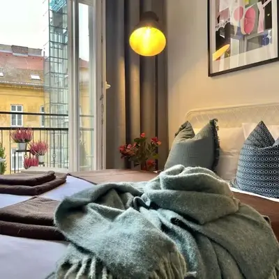 Sunlit - Prague Apartment
