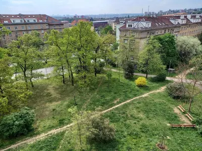 an aerial view of a park with trees and buildings at Stylový a slunný byt s uměleckým nádechem v blízkosti centra in Prague