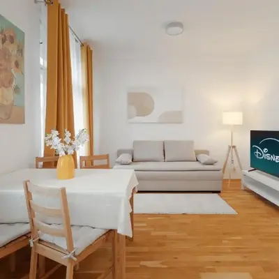 Louvre - Cozy City Center Apartment with Balcony