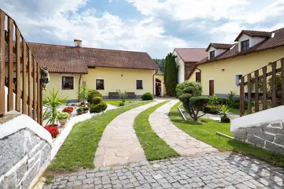 a cobblestone driveway in front of a house at Statek u Berků in Svatý Jan