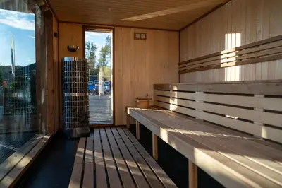 a wooden bench in a room with a window at House Boat s výhledem na Wake Port in Brandýs nad Labem-Stará Boleslav