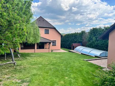 a backyard of a house with a large yard at Ubytování v Nalžovicích in Nalžovice