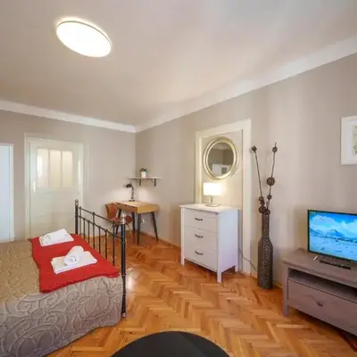 3 Bed Flat - Sleeps 12 - Wifi