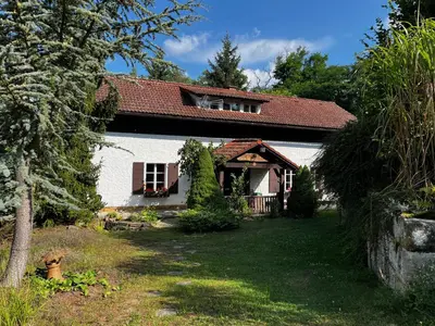 a white house with a red roof at Chalupa Na Vyhlídce in Sudoměř