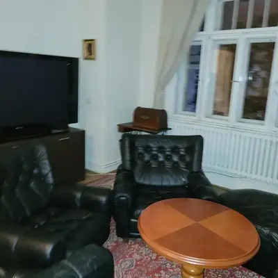 Bright 2BDR sleeps 8 near center M1