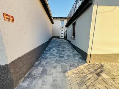 a narrow alleyway between two buildings at Apartmán v klidné části Benešova in Benešov