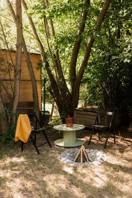a picnic table in a yard with a tree at Buňka Poteplí in Horní Bezděkov