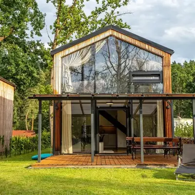 Moderní chata se zastřešenou terasou v docházkové vzdálenosti na pláž