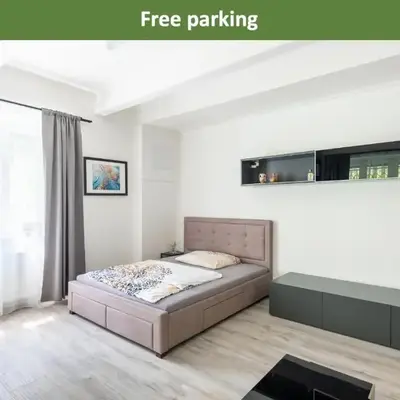 Apartment by the metro with private parking