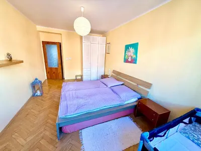 a bedroom with a bed with purple sheets at Útulný byt pár kroků od lázeňské fontány in Poděbrady