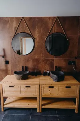 two sinks on a wooden table with two mirrors at Zážitkový Ranč Nevada in Velká Lečice