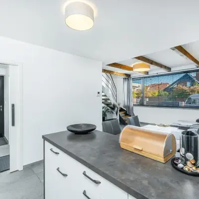 Dvouložnicový mezonetový apartmán se dvěma koupelnami v rodinné vile