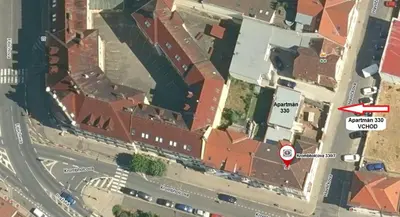 a red arrow pointing to a building on a street at Apartmán Mělník 330 in Mělník