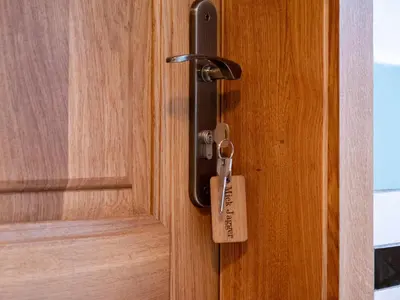 a tag on a door with a key at Apartmán Mick Jagger in Nymburk