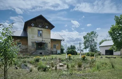 an old house with a garden in front of it at Hájovna u Bažantnice in Pěčice