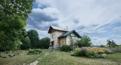 a house in a yard with flowers in front of it at Hájovna u Bažantnice in Pěčice