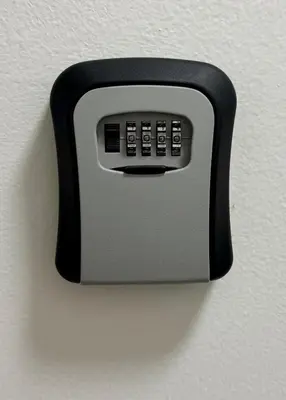 a close up of a switch on a wall at Byt u letiště v Praze in Tuchoměřice